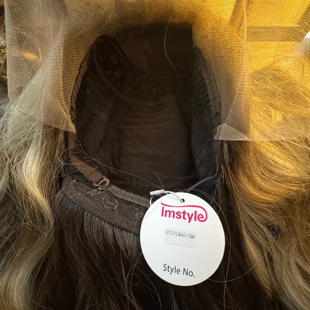 IM Style Old Money Wavy Blonde and Brown Hair Wig - Picture 3 of 6